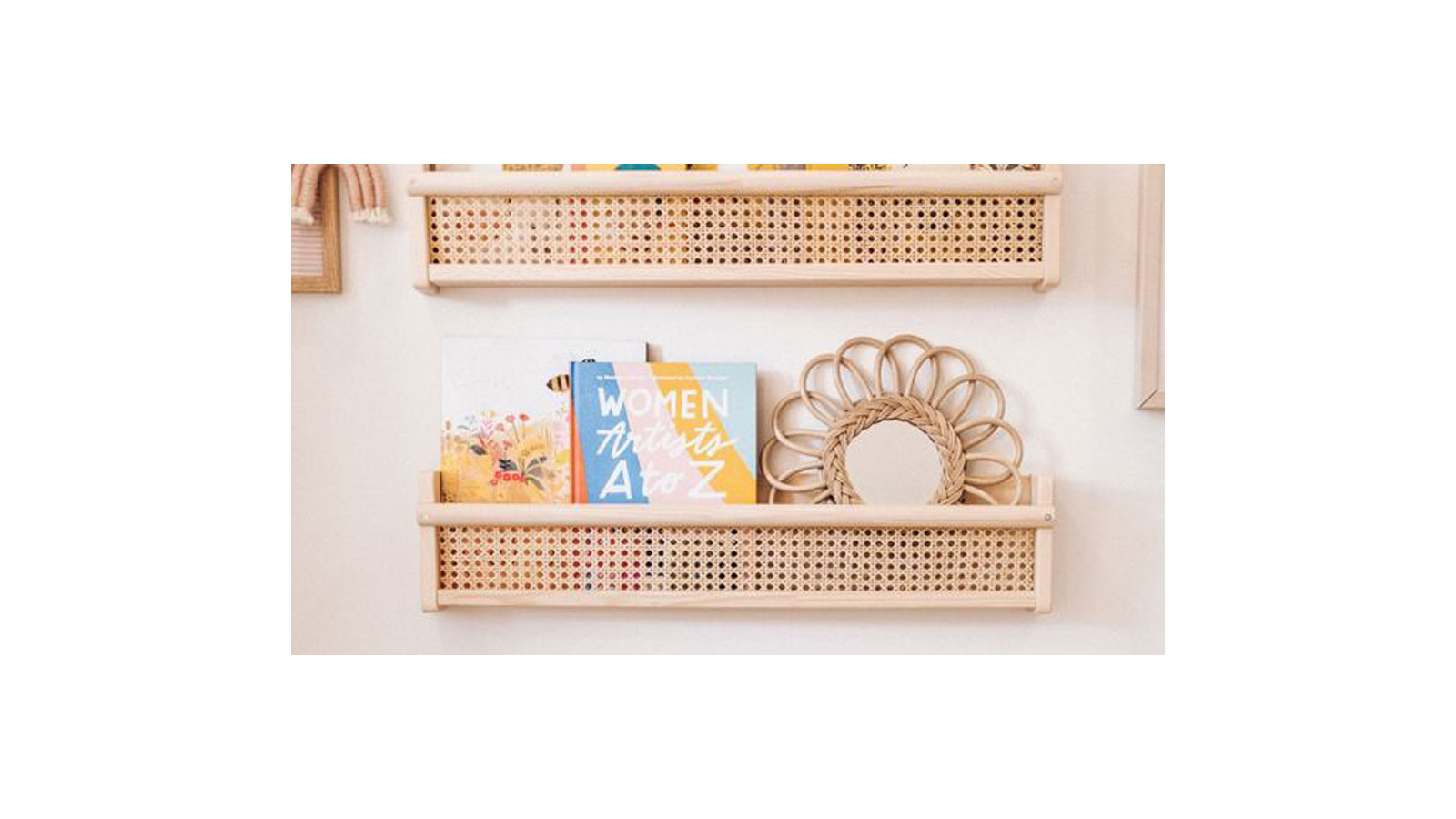 Shelves for a child's room : do you really need it? This will help you decide!